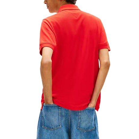 TOMMY JEANS DM0DM22711 - Rapid Red - МУЖСКИЕ СПОРТИВНЫЕ РУБАШКИ С КОРОТКИМИ РУКАВАМИ - Image 2